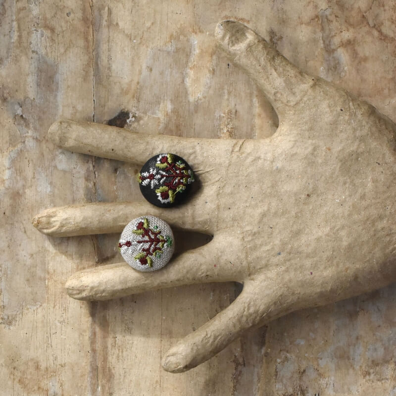 お花3輪シルバーくるみボタン刺繍ブローチ/22