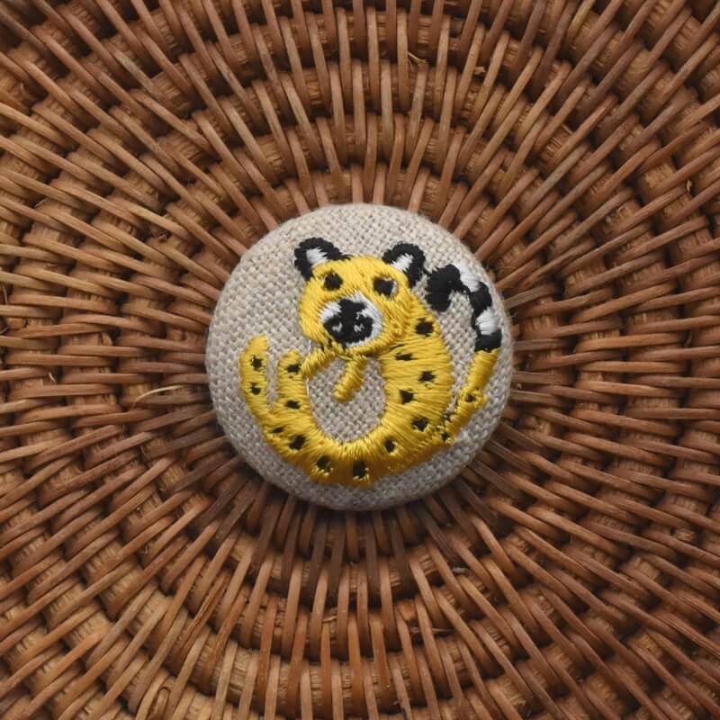 チーターくるみボタン刺繍ブローチ/29