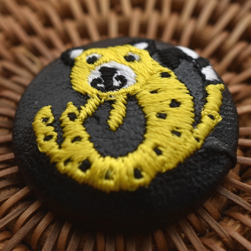 チーターくるみボタン刺繍ブローチ/29