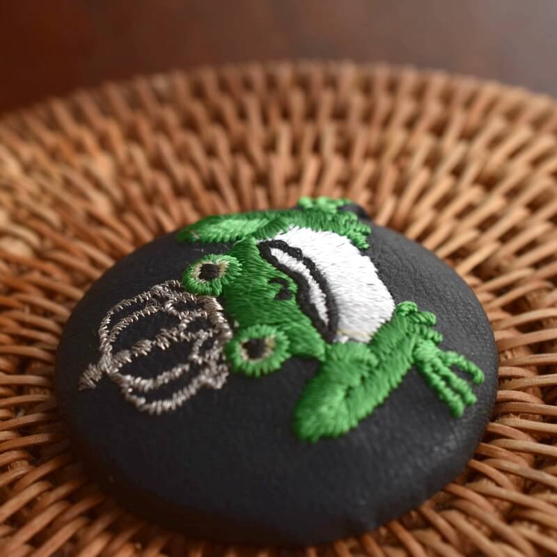銀カエルKINGくるみボタン刺繍ブローチ/38