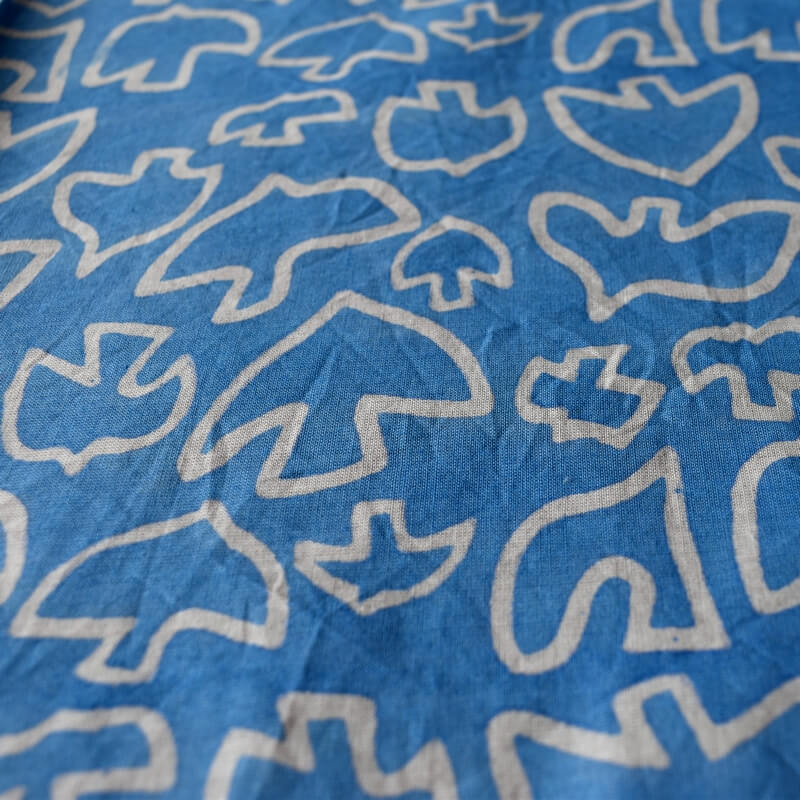 羽ばたく鳥のプリントハンカチ