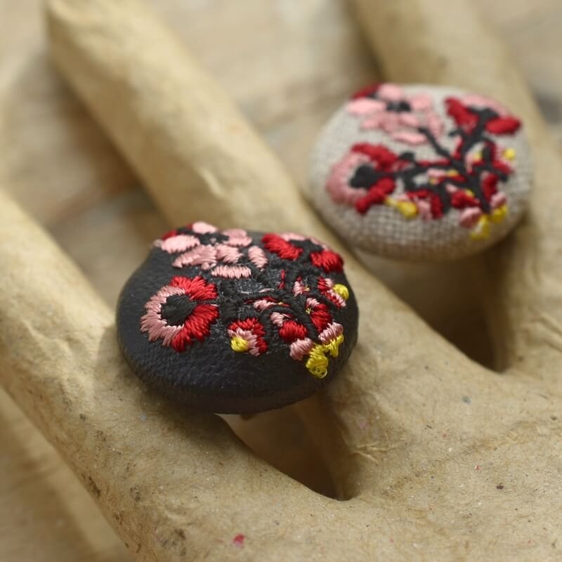 お花3輪ピンクくるみボタン刺繍ブローチ/22