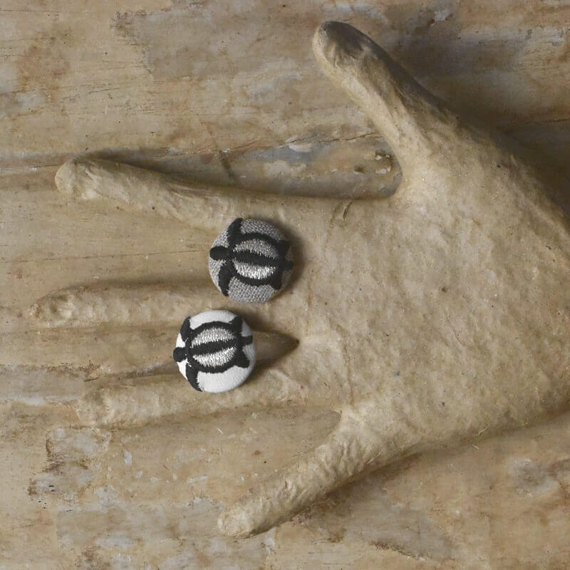 ホヌ海亀くるみボタン刺繍ブローチ/22