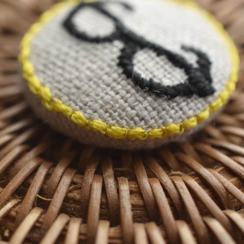 黒ぶちメガネくるみボタン刺繍ブローチ/22