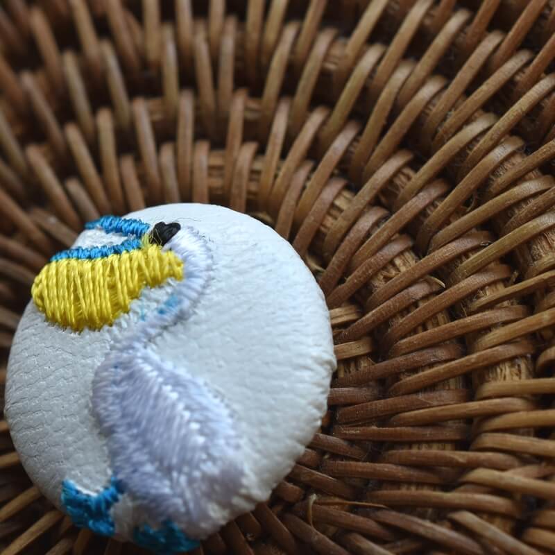 ペリカン･くるみボタン刺繍ブローチ