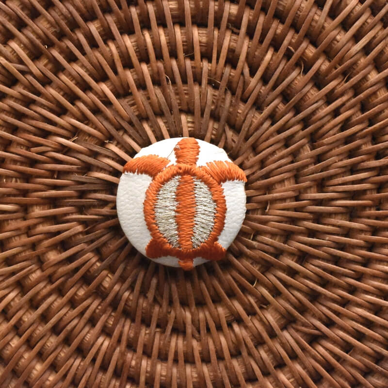 オレンジ色のホヌ海亀くるみボタン刺繍ブローチ/22