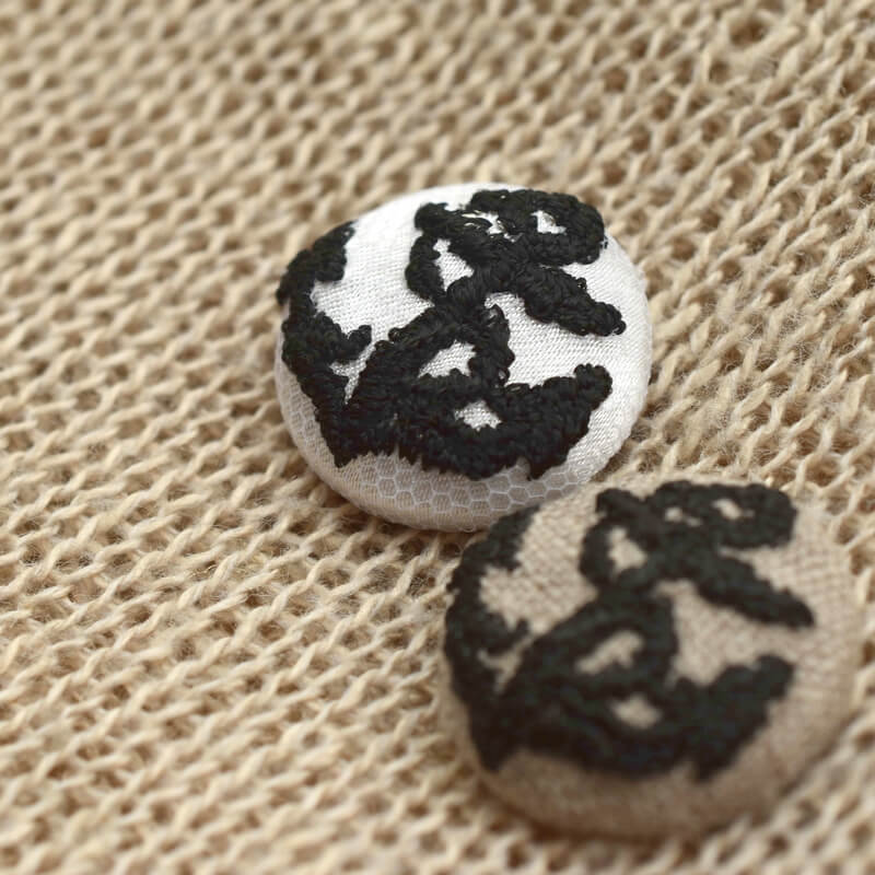 アンカー黒い碇・くるみボタン刺繍ブローチ/22