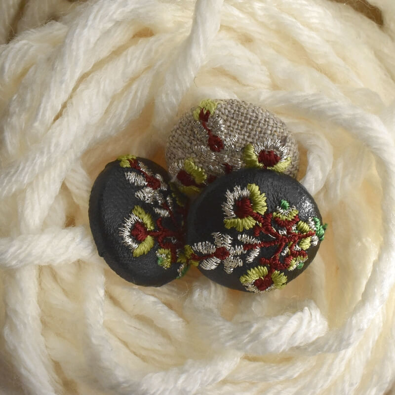 お花3輪シルバーくるみボタン刺繍ブローチ/22