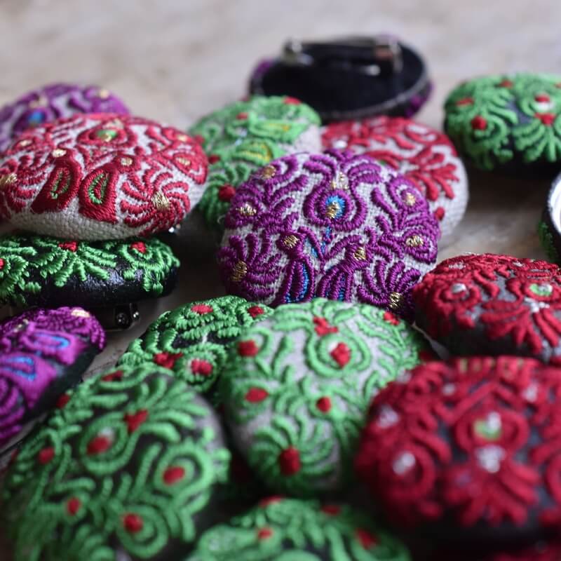 ハンガリー孔雀くるみボタンブルー刺繍ブローチ/29