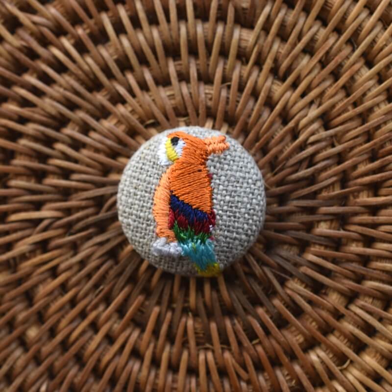 オレンジオウム･くるみボタン刺繍ブローチ/22