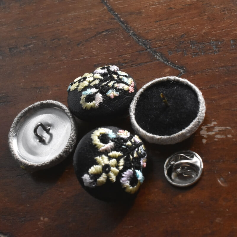 冬の色お花3輪シルバーくるみボタン刺繍ブローチ/22