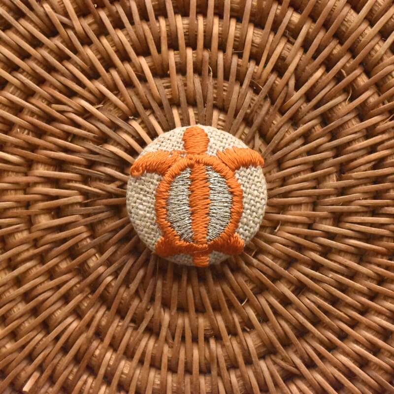 オレンジ色のホヌ海亀くるみボタン刺繍ブローチ/22
