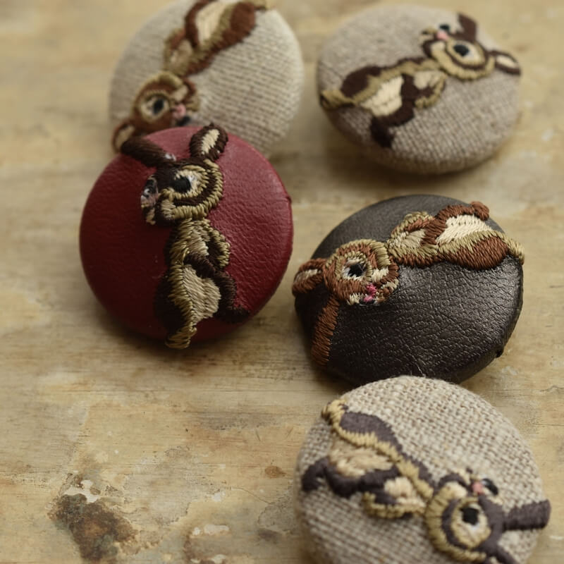 うさぎくるみボタン刺繍ブローチ/29