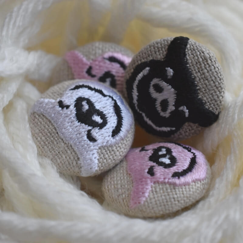 子ぶたくるみボタン刺繍ブローチ/22