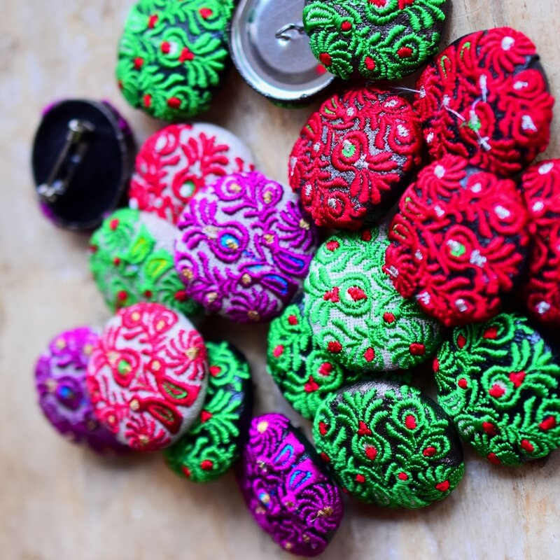 ハンガリー孔雀くるみボタンブルー刺繍ブローチ/29