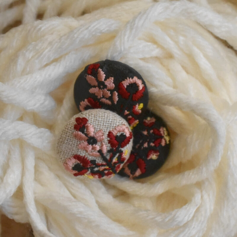 お花3輪ピンクくるみボタン刺繍ブローチ/22