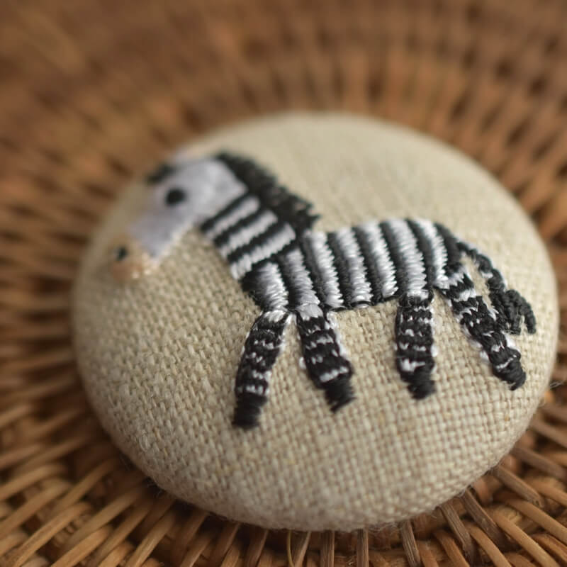 シマウマくるみボタン刺繍ブローチ/38