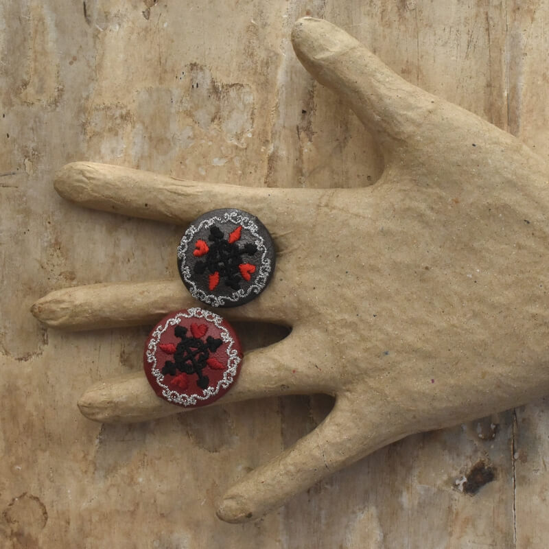 銀トランプくるみボタン刺繍ブローチ/29