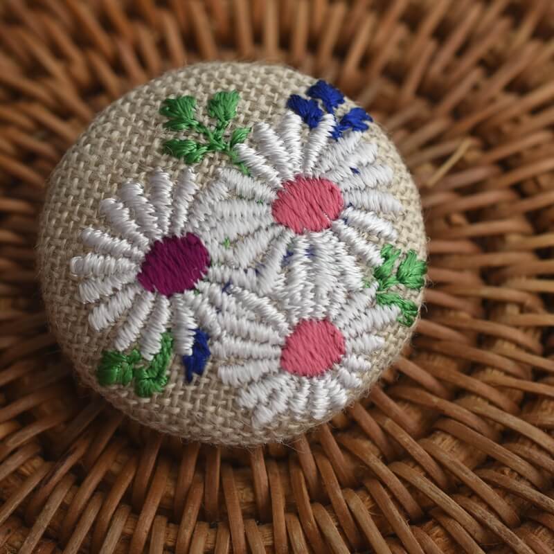 マーガレットくるみボタン刺繍ブローチ/29