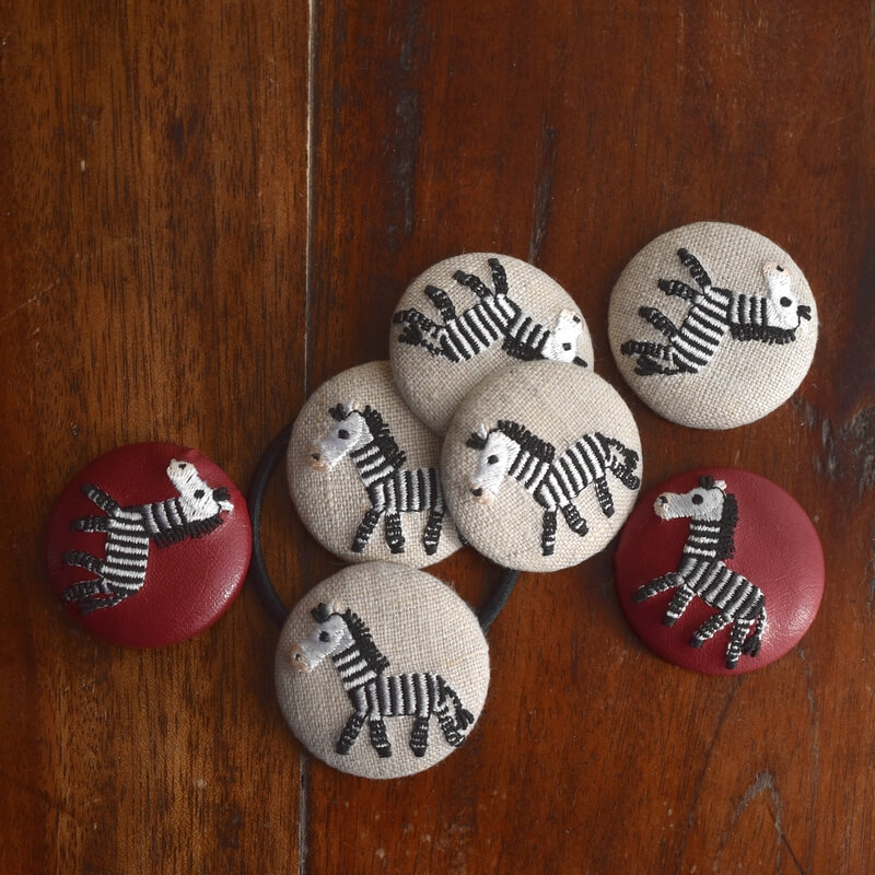 シマウマくるみボタン刺繍ブローチ/38