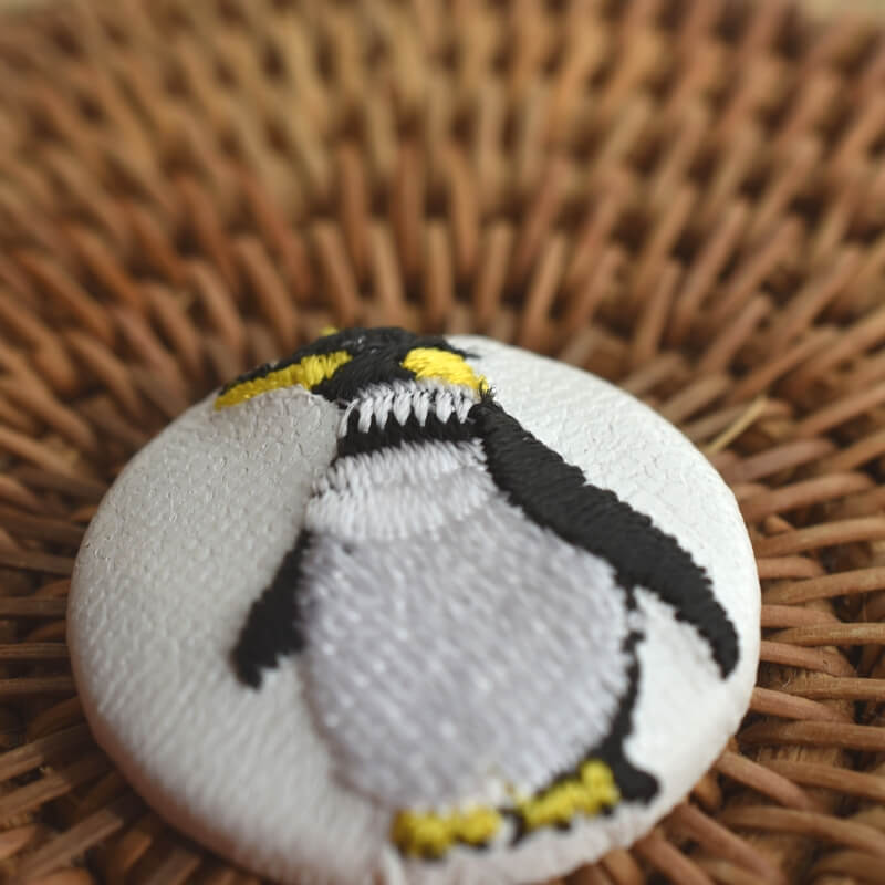 ペンギンくるみボタン刺繍ブローチ/29