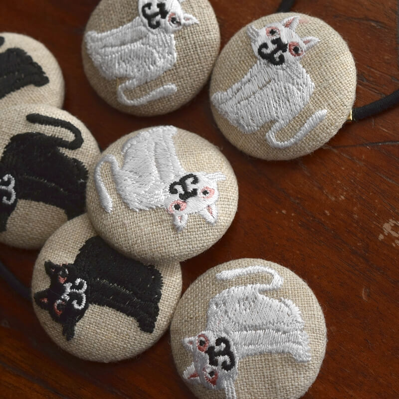 桃色猫にやりくるみボタン刺繍ブローチ/38