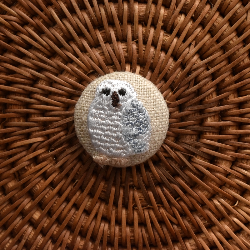 白フクロウくるみボタン刺繍ブローチ/22
