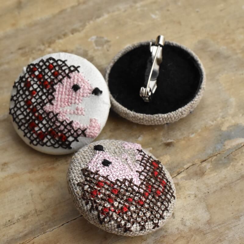 茶色ハリネズミくるみボタン刺繍ブローチ/29