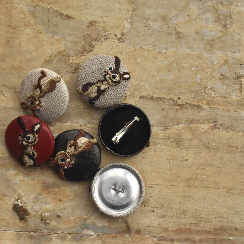 うさぎくるみボタン刺繍ブローチ/29