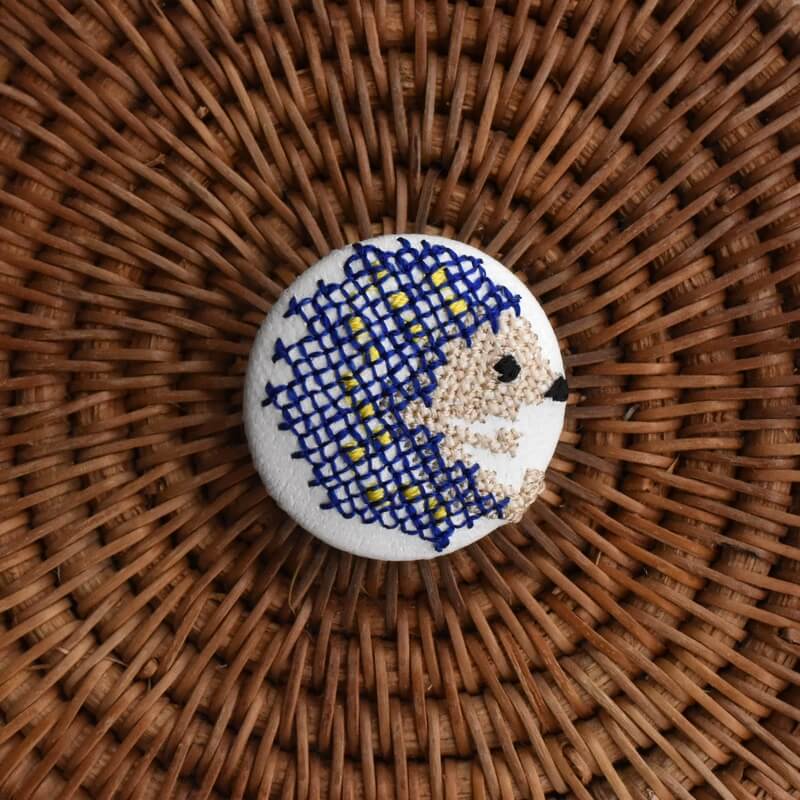 青いハリネズミくるみボタン刺繍ブローチ/29