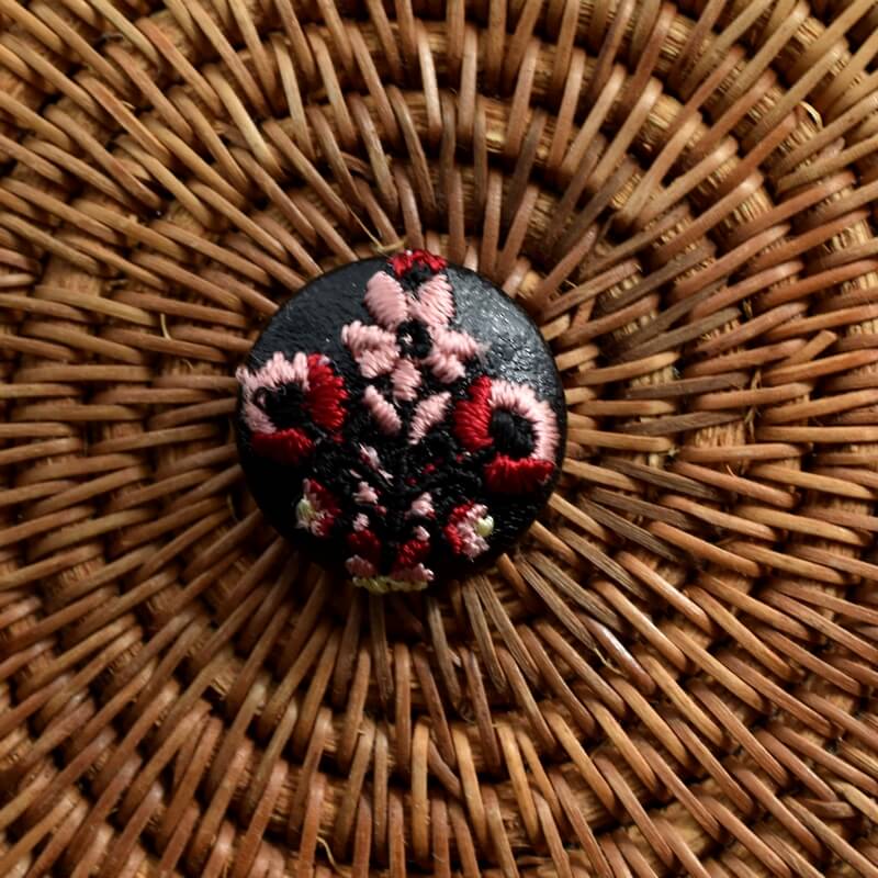 お花3輪ピンクくるみボタン刺繍ブローチ/22