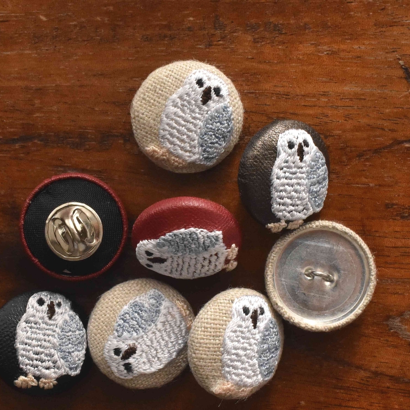 白フクロウくるみボタン刺繍ブローチ/22