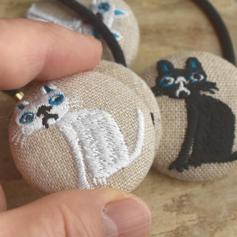 空色猫へのじくるみボタン刺繍ブローチ/38