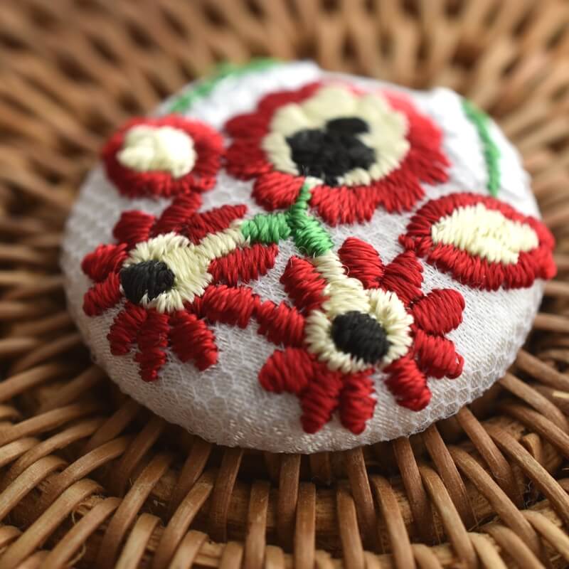 白いハンガリー実と花くるみボタン刺繍ブローチ/29