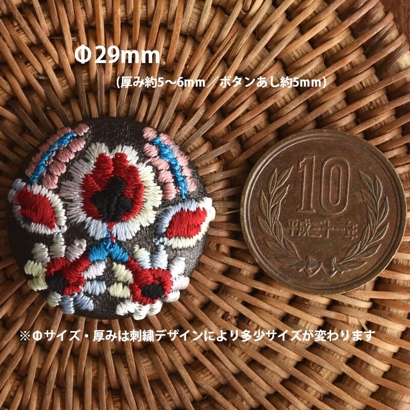 ピンク色ハンガリー実と花くるみボタン刺繍ブローチ/29