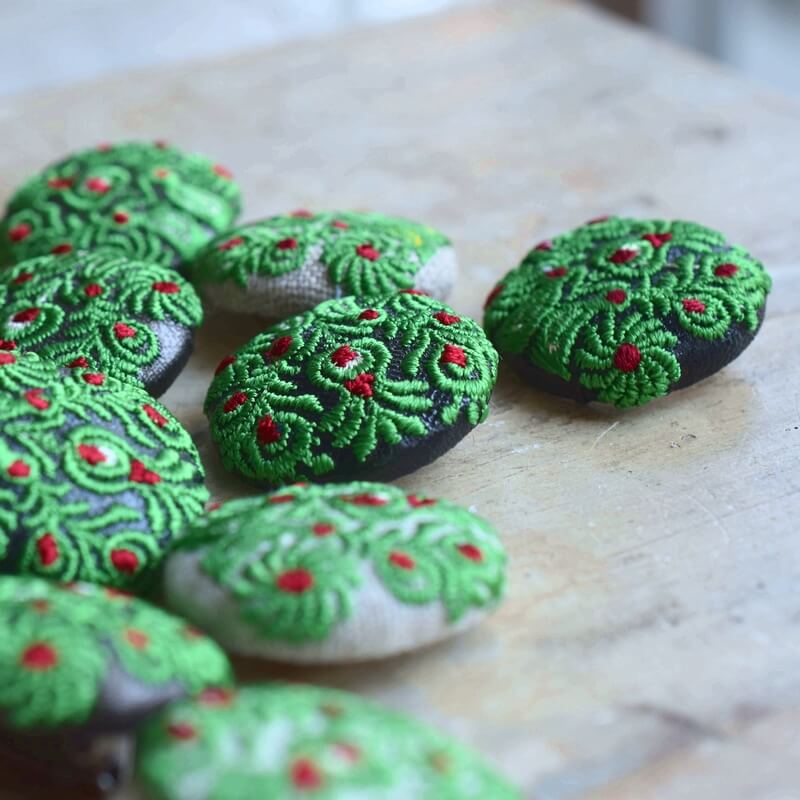 緑ハンガリー孔雀くるみボタンブルー刺繍ブローチ/29