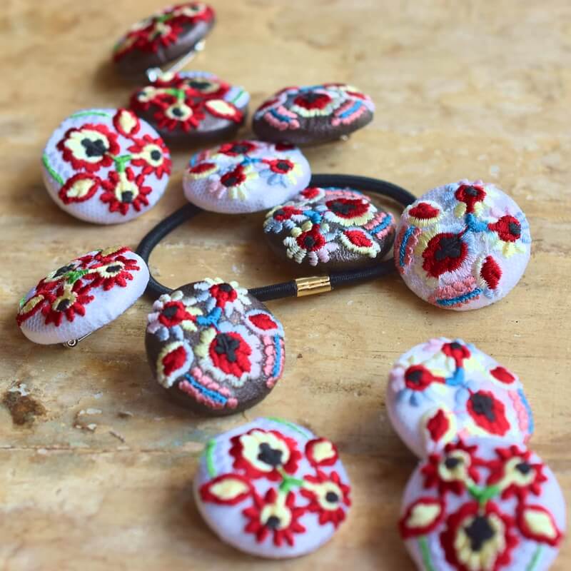 ハンガリー実と花くるみボタン刺繍ブローチ/29