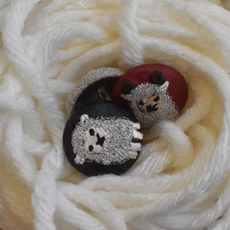 ヒツジくるみボタン刺繍ブローチ/22