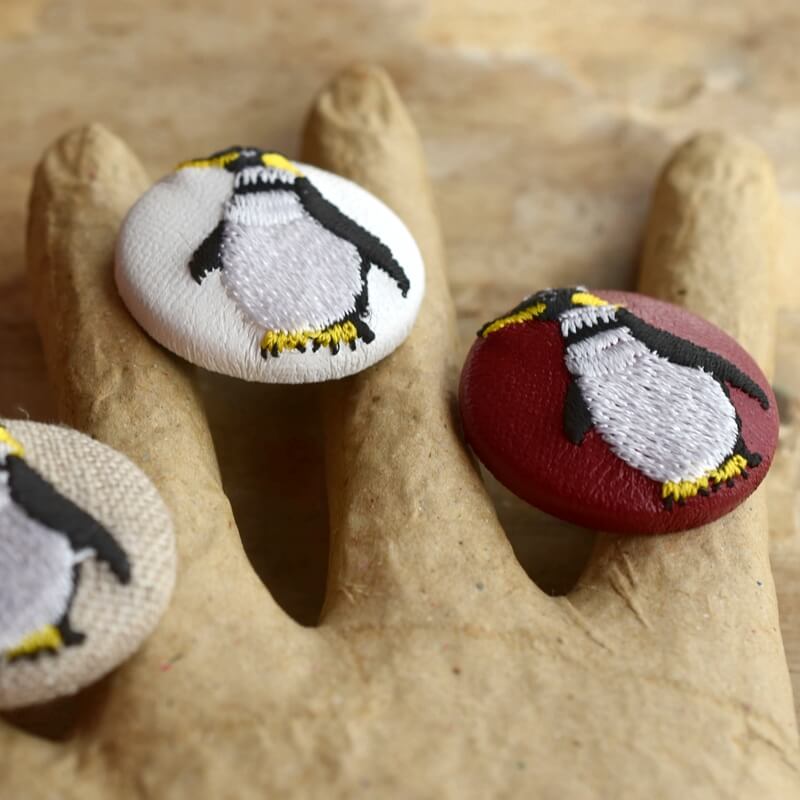 ペンギンくるみボタン刺繍ブローチ/29