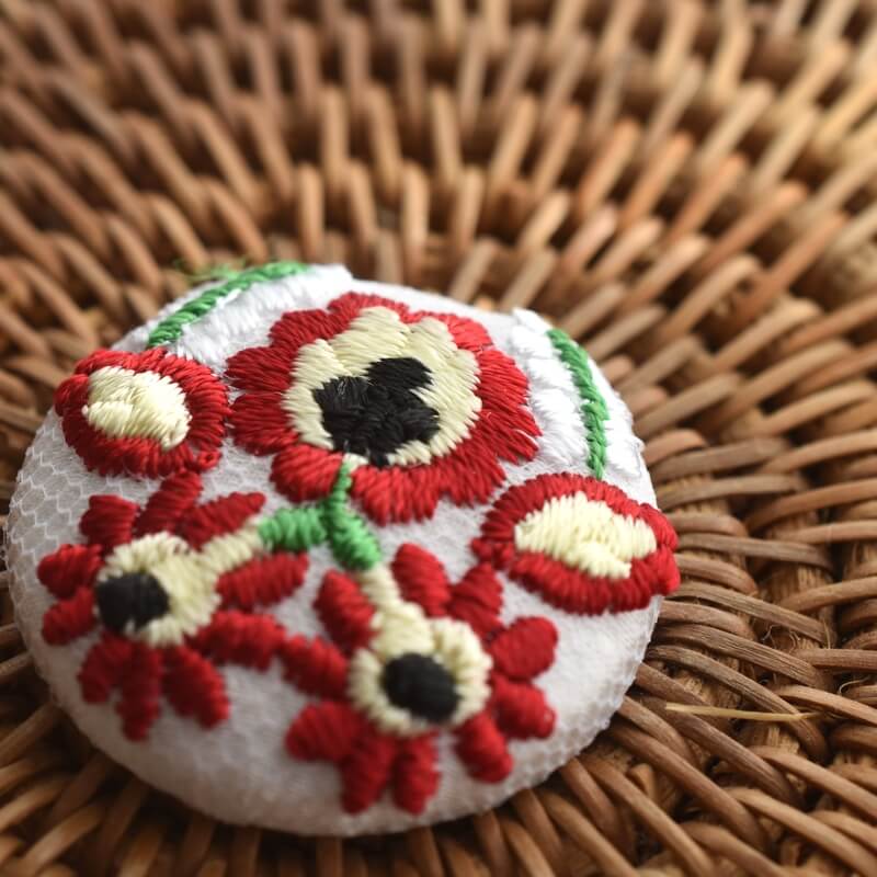 白いハンガリー実と花くるみボタン刺繍ブローチ/29