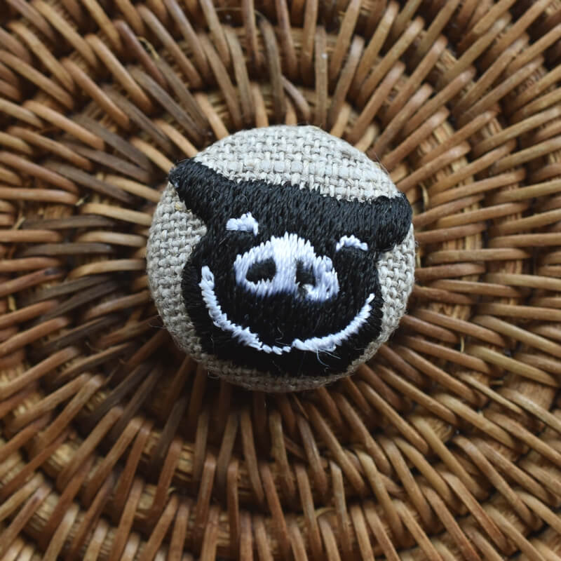 子ぶたくるみボタン刺繍ブローチ/22