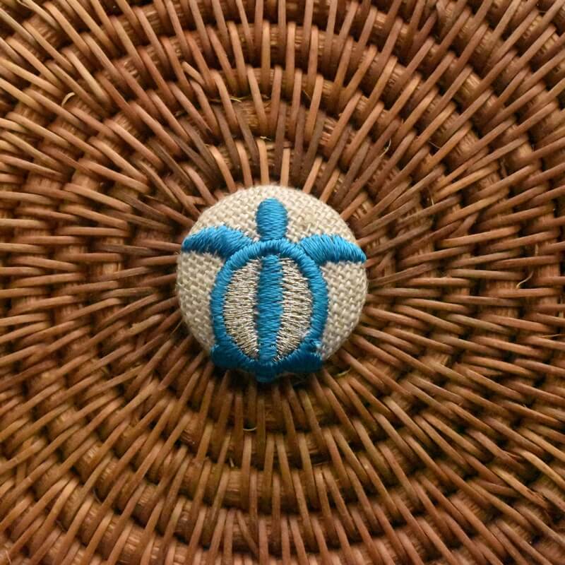 青いホヌ海亀くるみボタン刺繍ブローチ/22