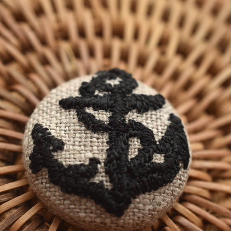 アンカー黒い碇・くるみボタン刺繍ブローチ/22