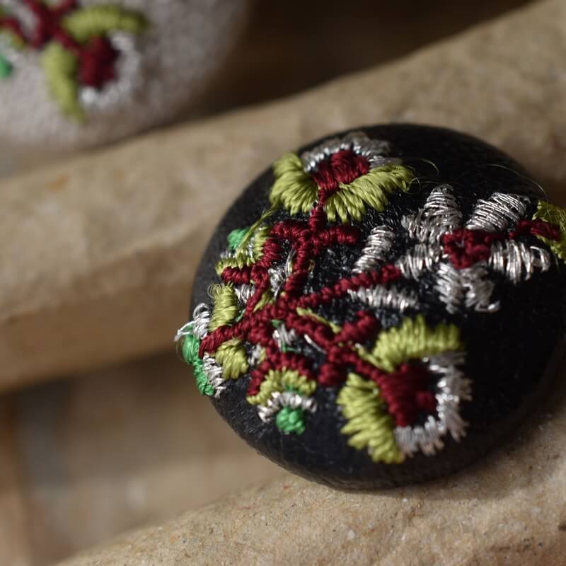 お花3輪シルバーくるみボタン刺繍ブローチ/22