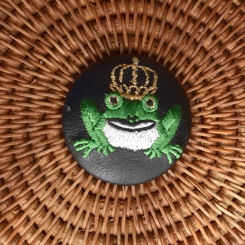 金カエルKINGくるみボタン刺繍ブローチ/38