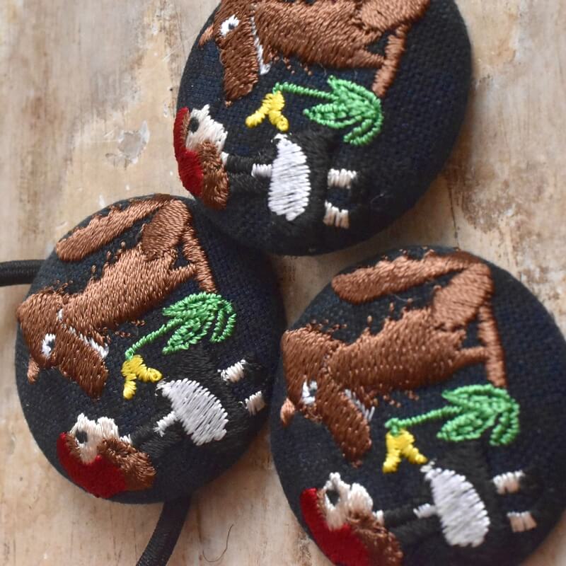 赤頭巾ちゃんくるみボタン刺繍ブローチ/38