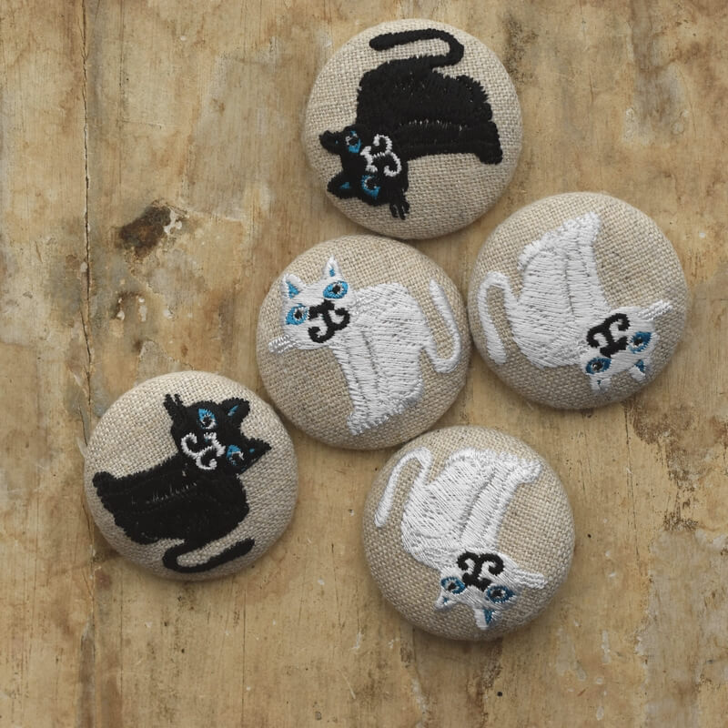 青色猫にやりくるみボタン刺繍ブローチ/38