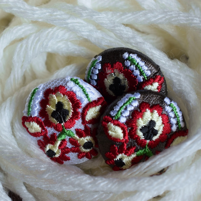 白いハンガリー実と花くるみボタン刺繍ブローチ/29