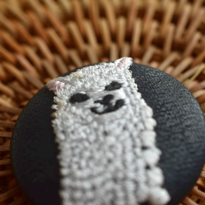 アルパカくるみボタン刺繍ブローチ/29