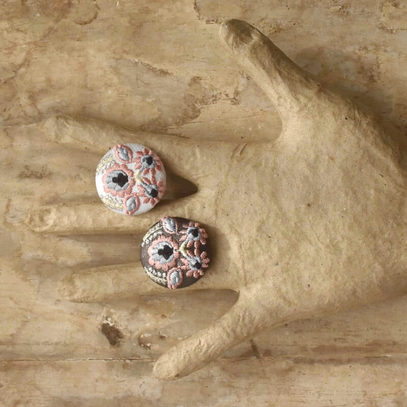 ハンガリー実と花くるみボタン刺繍ブローチ/29